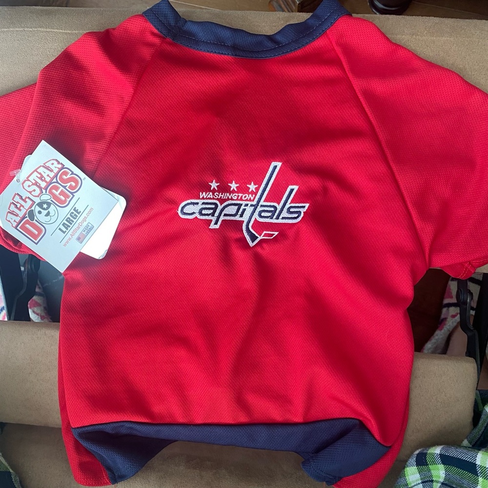 Washington Capitals dog jersey. Size L. NWT.
